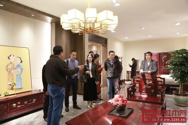 眾多經(jīng)銷商前往紅寶軒沙溪旗艦店,參觀明禮展廳 眾多經(jīng)銷商前往紅寶軒沙溪旗艦店,參觀明禮展廳