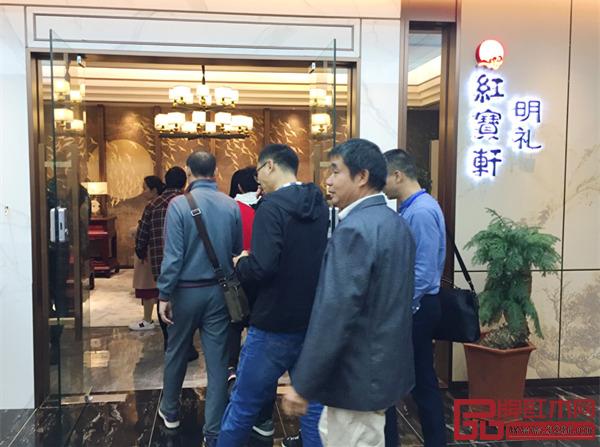 眾多經(jīng)銷商前往紅寶軒沙溪旗艦店,參觀明禮展廳 眾多經(jīng)銷商前往紅寶軒沙溪旗艦店,參觀明禮展廳