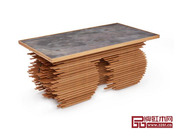  《椅屏》系列作品使用孟宗竹（毛竹），包含屏風(fēng)、禪椅、餐車(chē)、長(zhǎng)柜、電視柜、茶籯、衣架、茶具等作品，以“格柵”效果表現(xiàn)隱與現(xiàn)的虛和實(shí)