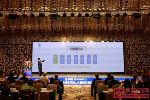 李凱夫研究木材保健功能10多年,并與現(xiàn)場嘉賓分享了自己的心得 李凱夫研究木材保健功能10多年,并與現(xiàn)場嘉賓分享了自己的心得