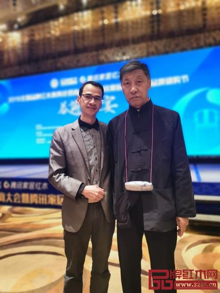 榮燊堂總經(jīng)理陳智彬（左）與故宮博物院研究員、古典紅木家具專家胡德生合影