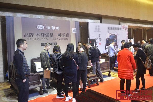 御華軒紅木《財(cái)珠沙發(fā)》吸引眾多經(jīng)銷商駐足觀賞與洽談?? 御華軒紅木《財(cái)珠沙發(fā)》吸引眾多經(jīng)銷商駐足觀賞與洽談??