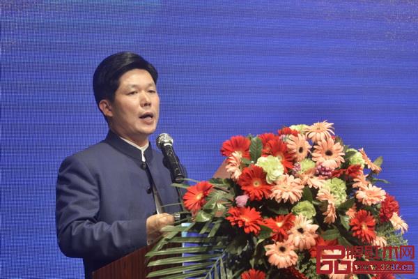 全聯(lián)藝術(shù)紅木家具專業(yè)委員會(huì)主席團(tuán)主席代表、五華紅木家具協(xié)會(huì)會(huì)長(zhǎng)、東成紅木董事長(zhǎng)張錫復(fù)代表主承辦單位在答謝晚宴上致辭 全聯(lián)藝術(shù)紅木家具專業(yè)委員會(huì)主席團(tuán)主席代表、五華紅木家具協(xié)會(huì)會(huì)長(zhǎng)、東成紅木董事長(zhǎng)張錫復(fù)代表主承辦單位在答謝晚宴上致辭