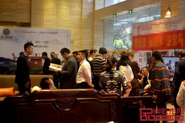 印巷森刻《觀墅》沙發(fā)備受全國各地的經銷商關注 印巷森刻《觀墅》沙發(fā)備受全國各地的經銷商關注