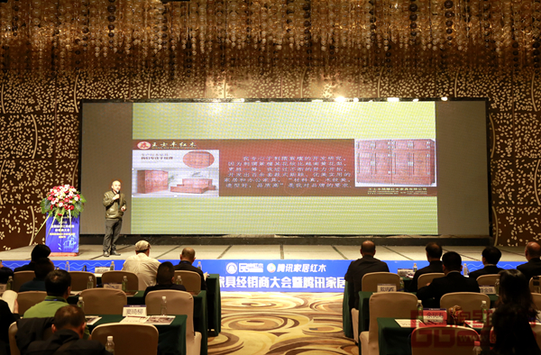 董事長王士豐在招商發(fā)布會上進行了品牌和產(chǎn)品推介 董事長王士豐在招商發(fā)布會上進行了品牌和產(chǎn)品推介