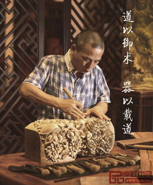 王士豐憑借卓越的技藝成為業(yè)內(nèi)首屈一指的紅木精雕師 王士豐憑借卓越的技藝成為業(yè)內(nèi)首屈一指的紅木精雕師