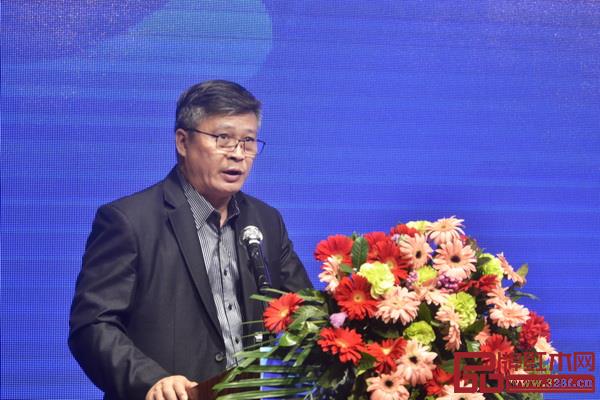 中山市紅木家具行業(yè)協(xié)會(huì)會(huì)長(zhǎng)、中國(guó)(大涌)紅木文化博覽城副總經(jīng)理林志洪代表承辦單位致辭 中山市紅木家具行業(yè)協(xié)會(huì)會(huì)長(zhǎng)、中國(guó)(大涌)紅木文化博覽城副總經(jīng)理林志洪代表承辦單位致辭