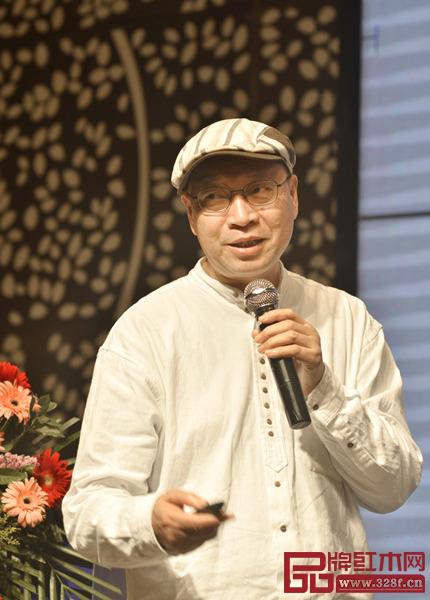 彭亮教授在主題講座上指出紅木定制家具存在的不足 彭亮教授在主題講座上指出紅木定制家具存在的不足