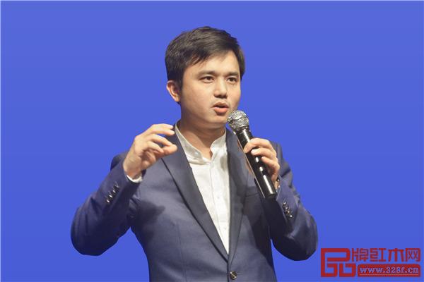  全聯(lián)藝術(shù)紅木家具專業(yè)委員會執(zhí)行會長、騰訊家居紅木頻道總編、弘木傳媒CEO林偉華代表承辦單位在答謝晚宴上致辭