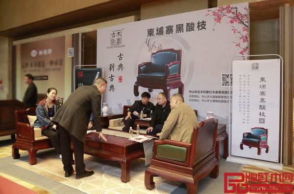 活動現(xiàn)場，古木印象柬埔寨黑酸枝新品備受經銷商關注和好評