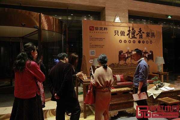 藝匠軒家具沙發(fā)吸引眾多經(jīng)銷商駐足洽談 藝匠軒家具沙發(fā)吸引眾多經(jīng)銷商駐足洽談