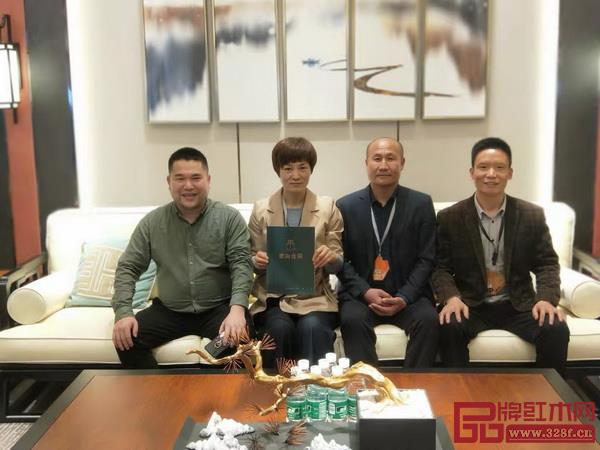 首次亮相東莞名家具展,東方之信受到了極大好評 首次亮相東莞名家具展,東方之信受到了極大好評