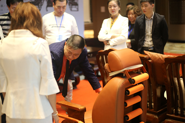 榫卯大師《福運沙發(fā)》榮獲2019“匠心最美紅木新品”金匠獎