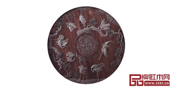 《松鶴延年茶臺(tái)》椅靠背局部特寫(xiě) 《松鶴延年茶臺(tái)》椅靠背局部特寫(xiě)