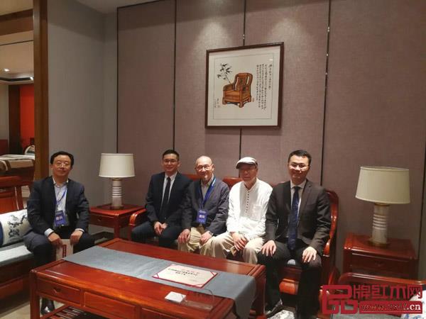 中國高等教育家具設(shè)計專業(yè)創(chuàng)始人胡景初（中）、教育部教學(xué)改革示范專業(yè)“家具設(shè)計與制造”專業(yè)帶頭人彭亮（右二）、華南農(nóng)業(yè)大學(xué)博士生導(dǎo)師李凱夫（左一），給予雅宋紅木高度評價。