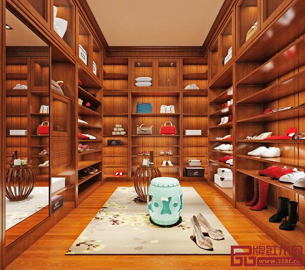 東成定制提出——紅木定制就是“家族印記”的理念,用緬甸花梨、黑酸枝、刺猬紫檀、紅花梨、緬甸柚木等高端材質(zhì)打造家族式全屋定制 東成定制提出——紅木定制就是“家族印記”的理念,用緬甸花梨、黑酸枝、刺猬紫檀、紅花梨、緬甸柚木等高端材質(zhì)打造家族式全屋定制