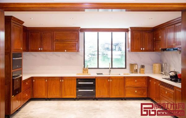 東成定制提出——紅木定制就是“家族印記”的理念,用緬甸花梨、黑酸枝、刺猬紫檀、紅花梨、緬甸柚木等高端材質(zhì)打造家族式全屋定制 東成定制提出——紅木定制就是“家族印記”的理念,用緬甸花梨、黑酸枝、刺猬紫檀、紅花梨、緬甸柚木等高端材質(zhì)打造家族式全屋定制