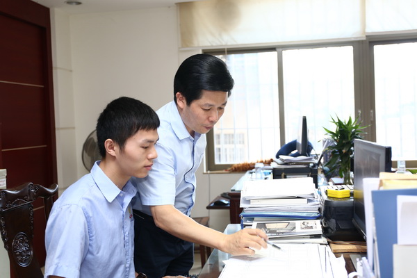 張錫復(fù)與設(shè)計團(tuán)隊反復(fù)修改產(chǎn)品圖紙 張錫復(fù)與設(shè)計團(tuán)隊反復(fù)修改產(chǎn)品圖紙