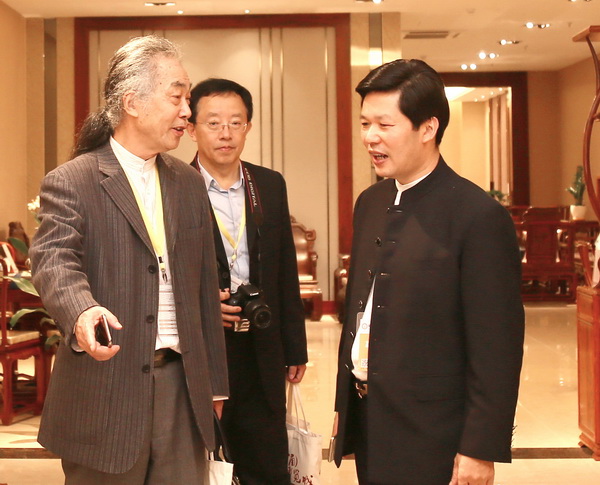 濮安國與張錫復(fù)就紅木家具的設(shè)計研究發(fā)展在多個場合和活動都進(jìn)行探討和交流 濮安國與張錫復(fù)就紅木家具的設(shè)計研究發(fā)展在多個場合和活動都進(jìn)行探討和交流