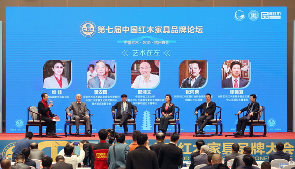 2017年1月4日,濮安國(左三)與張錫復(fù)(右一)作為中國紅木G10領(lǐng)袖峰會暨第七屆中國紅木家具品牌論壇嘉賓,首次同臺,共探紅木家具行業(yè)發(fā)展問題 2017年1月4日,濮安國(左三)與張錫復(fù)(右一)作為中國紅木G10領(lǐng)袖峰會暨第七屆中國紅木家具品牌論壇嘉賓,首次同臺,共探紅木家具行業(yè)發(fā)展問題