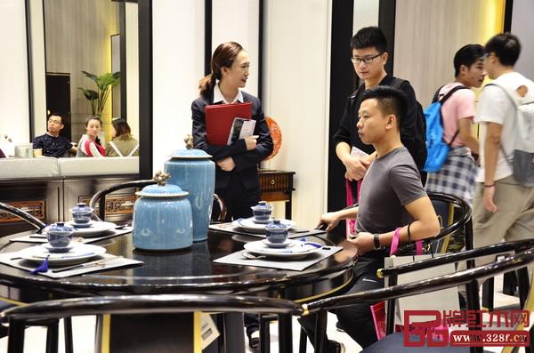 戴為展廳里參觀者體驗(yàn)家具 戴為展廳里參觀者體驗(yàn)家具