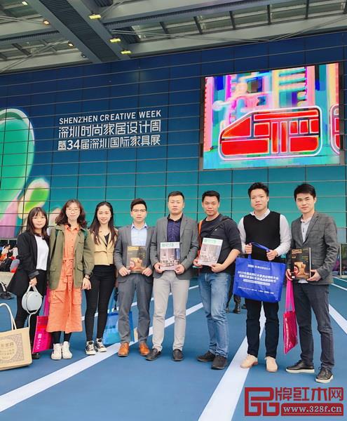 《品牌紅木》團(tuán)隊(duì)攜最新雜志亮相深圳家具展,傳播行業(yè)資訊和紅木文化 《品牌紅木》團(tuán)隊(duì)攜最新雜志亮相深圳家具展,傳播行業(yè)資訊和紅木文化