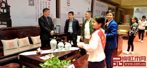 中山市大涌鎮(zhèn)鎮(zhèn)長賀修虎(左二),中山市紅木家具行業(yè)協(xié)會會長林志洪(左一),全聯(lián)藝術紅木家具專業(yè)委員會執(zhí)行會長、騰訊家居紅木頻道總編林偉華(右一)與龍博士家居董事長陳小華(左三)共同交流龍博士家居產品工藝 中山市大涌鎮(zhèn)鎮(zhèn)長賀修虎(左二),中山市紅木家具行業(yè)協(xié)會會長林志洪(左一),全聯(lián)藝術紅木家具專業(yè)委員會執(zhí)行會長、騰訊家居紅木頻道總編林偉華(右一)與龍博士家居董事長陳小華(左三)共同交流龍博士家居產品工藝