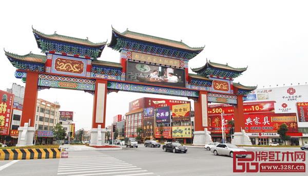 從沙溪牌坊沿新濠南路往大涌方向前進(jìn),紅木一條街門店林立,十分震撼,明清古典、新中式等風(fēng)格一網(wǎng)打盡,產(chǎn)品囊括全屋紅木家具的企業(yè)比比皆是,專做茶臺(tái)、神臺(tái)等細(xì)分品種和紅木雕刻的也不少 從沙溪牌坊沿新濠南路往大涌方向前進(jìn),紅木一條街門店林立,十分震撼,明清古典、新中式等風(fēng)格一網(wǎng)打盡,產(chǎn)品囊括全屋紅木家具的企業(yè)比比皆是,專做茶臺(tái)、神臺(tái)等細(xì)分品種和紅木雕刻的也不少