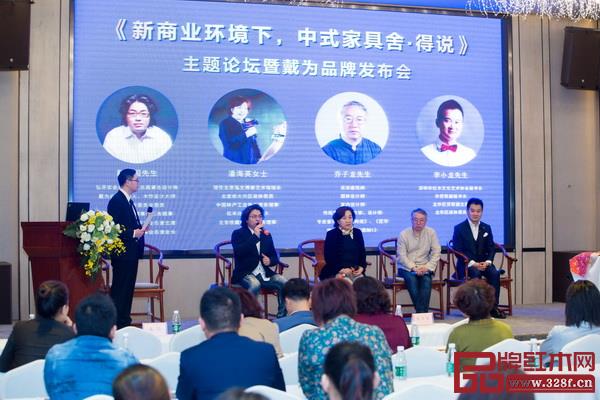 論壇對話嘉賓喬子龍(右二)、潘海英(中)、戴愛國(左二)、李小龍(右一),針對論壇議題分別從不同角度展開了深入探討 論壇對話嘉賓喬子龍(右二)、潘海英(中)、戴愛國(左二)、李小龍(右一),針對論壇議題分別從不同角度展開了深入探討