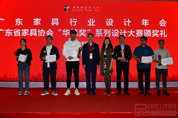 廣東省家具協(xié)會(huì)會(huì)長王克(左四)、紅古軒營銷總監(jiān)楊晶(右四)為第十屆“紅古軒杯”新中式家具設(shè)計(jì)大賽獲獎(jiǎng)選手頒獎(jiǎng) 廣東省家具協(xié)會(huì)會(huì)長王克(左四)、紅古軒營銷總監(jiān)楊晶(右四)為第十屆“紅古軒杯”新中式家具設(shè)計(jì)大賽獲獎(jiǎng)選手頒獎(jiǎng)