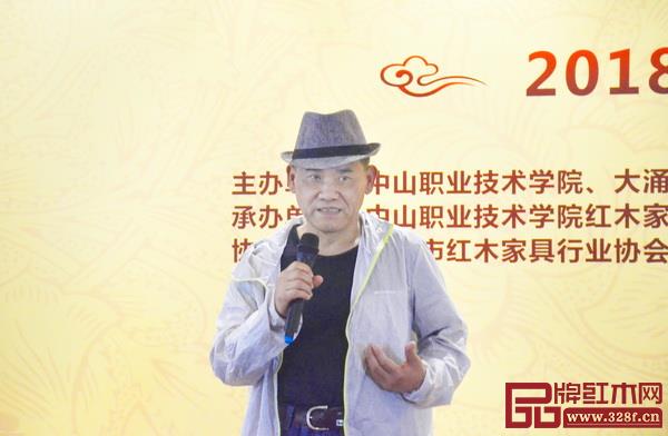 全聯(lián)藝術(shù)紅木家具專業(yè)委員會專家顧問、家居文化資深行業(yè)學者王周帶來《師法自然,感知生活》主題分享,他指出要培養(yǎng)對自然和美的感知、感悟能力 全聯(lián)藝術(shù)紅木家具專業(yè)委員會專家顧問、家居文化資深行業(yè)學者王周帶來《師法自然,感知生活》主題分享,他指出要培養(yǎng)對自然和美的感知、感悟能力