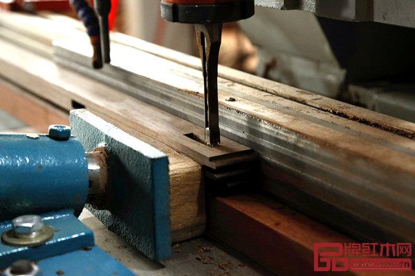 現(xiàn)代化的機(jī)械設(shè)備,高效精準(zhǔn)地完成開料、開榫等工序,極大地提高了生產(chǎn)效率 現(xiàn)代化的機(jī)械設(shè)備,高效精準(zhǔn)地完成開料、開榫等工序,極大地提高了生產(chǎn)效率