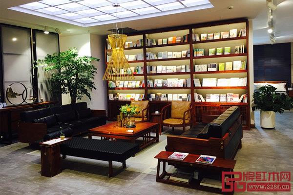越來(lái)越多的紅木企業(yè)開始重視展廳氛圍的整體營(yíng)造、提出“生活館”的呈現(xiàn)方式 越來(lái)越多的紅木企業(yè)開始重視展廳氛圍的整體營(yíng)造、提出“生活館”的呈現(xiàn)方式