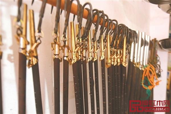 桿秤店里并排掛列的普通桿秤(圖片來源:浙江在線) 桿秤店里并排掛列的普通桿秤(圖片來源:浙江在線)