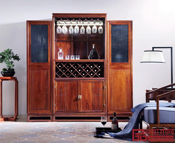 灰色與深牡丹藍(lán)碰撞,烘托出高雅靜謐的空間,憶古軒·世珀《前庭系列》以藍(lán)、黃、灰為主色調(diào),呈現(xiàn)高雅溫馨的氛圍 灰色與深牡丹藍(lán)碰撞,烘托出高雅靜謐的空間,憶古軒·世珀《前庭系列》以藍(lán)、黃、灰為主色調(diào),呈現(xiàn)高雅溫馨的氛圍