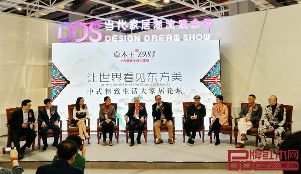 卓木王中式精致生活大家居論壇由中國魯班大學(xué)校長、國富縱橫董事長趙龍(左一)主持,特邀一眾行業(yè)領(lǐng)導(dǎo)、設(shè)計大咖共同論道 卓木王中式精致生活大家居論壇由中國魯班大學(xué)校長、國富縱橫董事長趙龍(左一)主持,特邀一眾行業(yè)領(lǐng)導(dǎo)、設(shè)計大咖共同論道