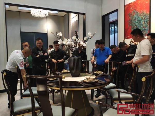 戴為展館內(nèi)客商紛紛為“戴為尤品”駐足 戴為展館內(nèi)客商紛紛為“戴為尤品”駐足