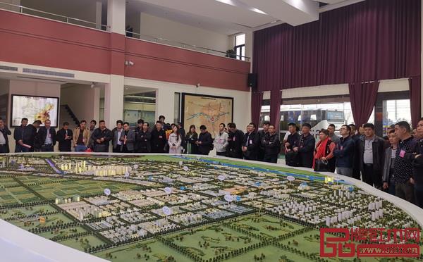 來自全國(guó)的紅木家具及配套企業(yè)老板參觀香港家居紅木園沙盤