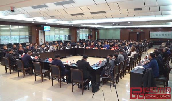 洽談會(huì)上香港家居紅木園負(fù)責(zé)人介紹產(chǎn)業(yè)園及招商政策