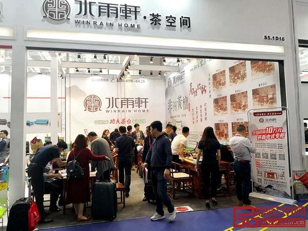 第43屆中國(guó)（廣州）國(guó)際家具博覽會(huì)辦公環(huán)境展中水雨軒展廳現(xiàn)場(chǎng)火爆