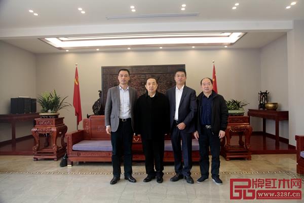 國家人力資源和社會保障部原黨組副書記、副部長楊志明,東陽市副市長蔣震雷,東陽市市場監(jiān)管局黨委書記、局長、市木雕紅木辦主任傅為民合影 國家人力資源和社會保障部原黨組副書記、副部長楊志明,東陽市副市長蔣震雷,東陽市市場監(jiān)管局黨委書記、局長、市木雕紅木辦主任傅為民合影