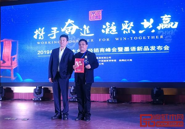 新明紅木董事長張新民與“金牌獎”獲得者合影 新明紅木董事長張新民與“金牌獎”獲得者合影