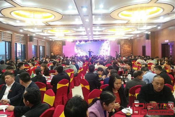 新明紅木晚宴現(xiàn)場 新明紅木晚宴現(xiàn)場