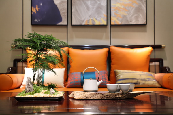 越風(fēng)展廳內(nèi)通過瓷器、燈飾、擺件、國畫、綠植等裝飾為新中式家居營造出意境美