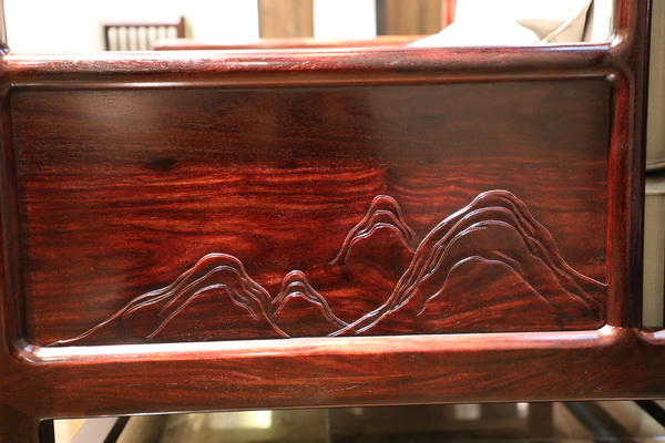 越風(fēng)《東方雅韻沙發(fā)》以起伏的山巒為素材，傳達(dá)出豁達(dá)開朗的生活意境