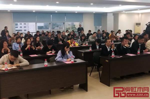 沙溪鎮(zhèn)經信、市場監(jiān)管、稅務、宣傳、流管等相關職能部門負責人、紅木家具企業(yè)代表參加了會議