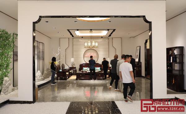 經(jīng)銷商參觀漢府家具展廳，更直觀地感受到漢府家具的企業(yè)實(shí)力以及產(chǎn)品魅力