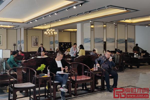 經(jīng)銷商參觀漢府家具展廳，更直觀地感受到漢府家具的企業(yè)實(shí)力以及產(chǎn)品魅力
