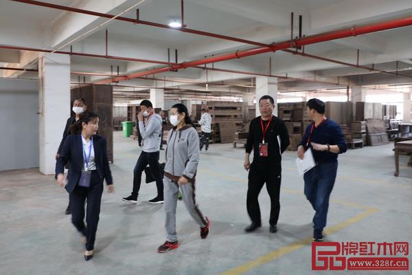 在工作人員的陪同下，經(jīng)銷商實(shí)地參觀漢府家具的生產(chǎn)基地