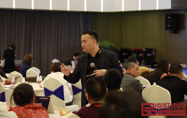 邵龍導(dǎo)師與漢府家具經(jīng)銷商現(xiàn)場(chǎng)互動(dòng)，解答經(jīng)銷商們關(guān)心的問題